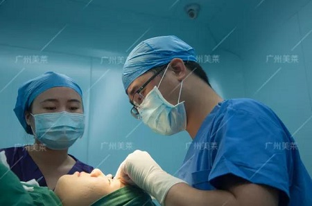 21歲，被爸媽拉去割雙眼皮，還開(kāi)了眼角...