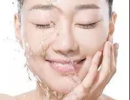 50歲女星穿校服似少女？不老全因護(hù)膚多這一步！