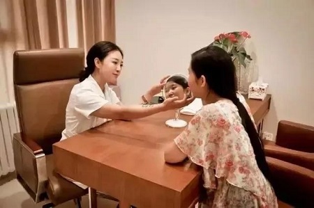 臉上有斑的女生，為啥顏值崩塌的更快！