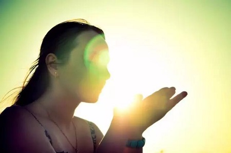 女子花上萬元祛斑，不料竟然毀臉